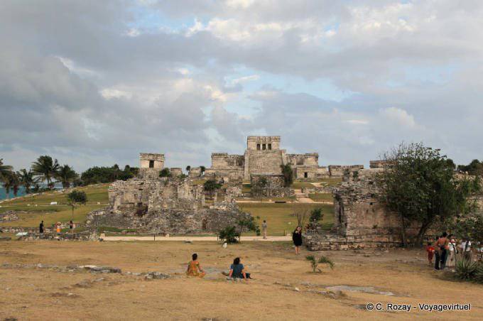 Meditação no meio do sítio arqueológico, Tulum - México