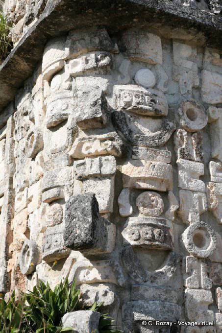 Escultura na base da Grande Pirâmide, Uxmal - México