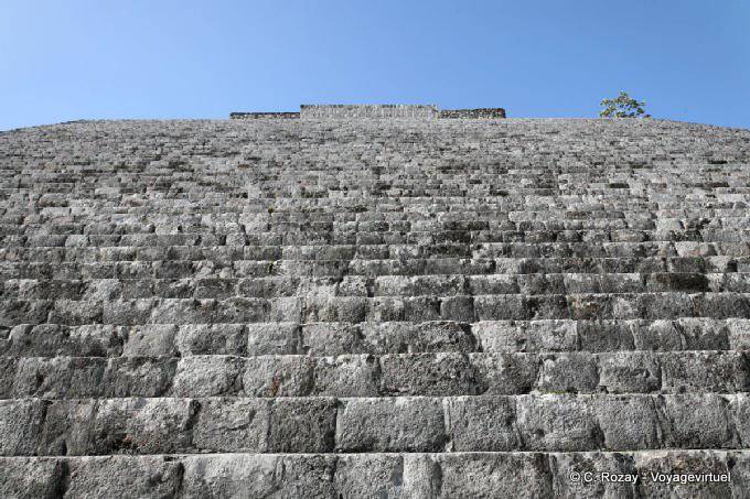 Nos passos da Grande Pirâmide, Uxmal - México
