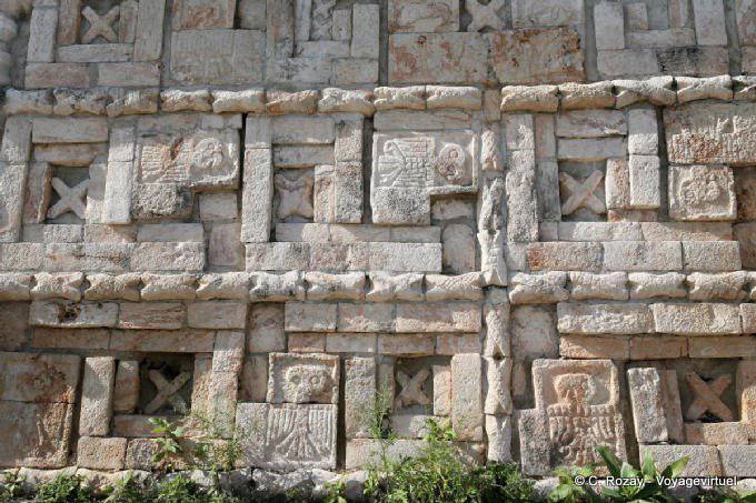 Representações de papagaios na fachada, Grande Pirâmide, Uxmal - México