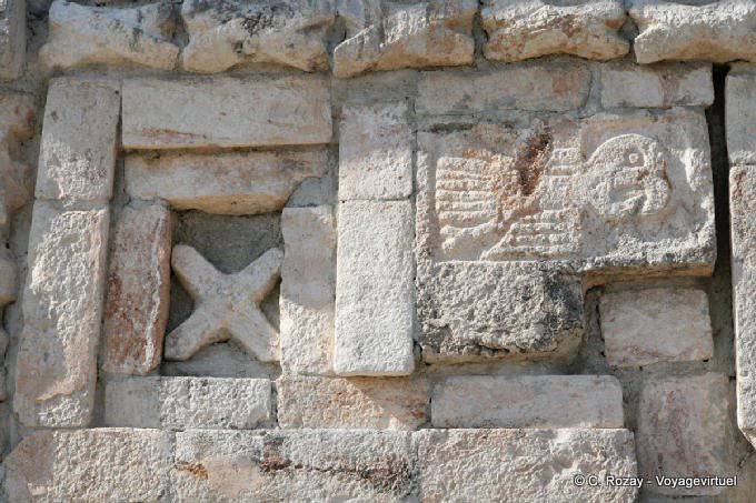 Concentre-se na escultura de um papagaio, Grande Pirâmide, Uxmal - México