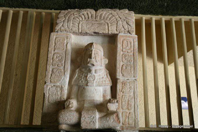 Escultura na posição de lótus, Museu, Uxmal - México