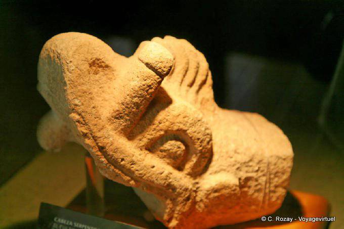 Cabeça da serpente, museu Uxmal - México