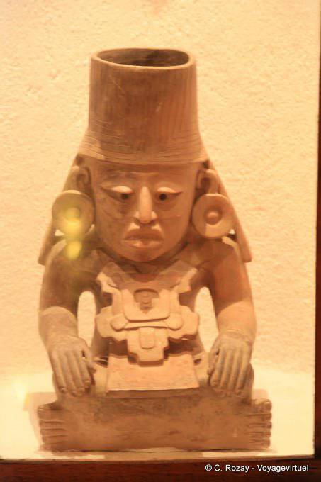 Urna que ostenta a efígie de Chac, Uxmal Museum - México