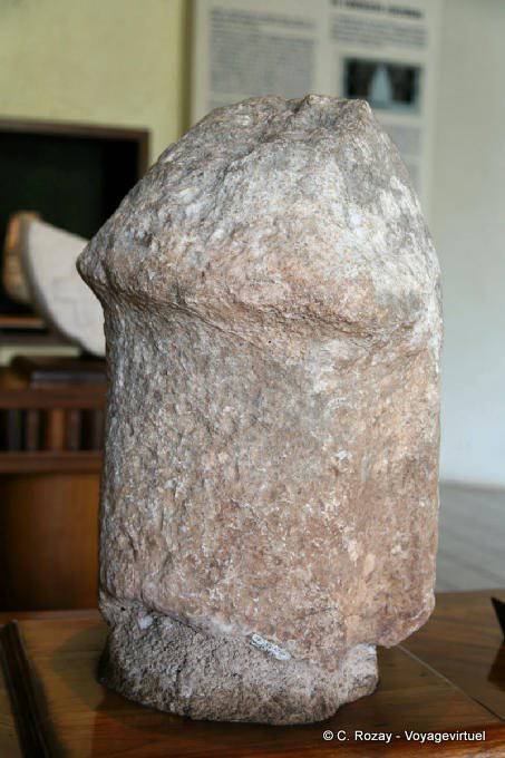 Falo de pedra, Museu de Uxmal - México