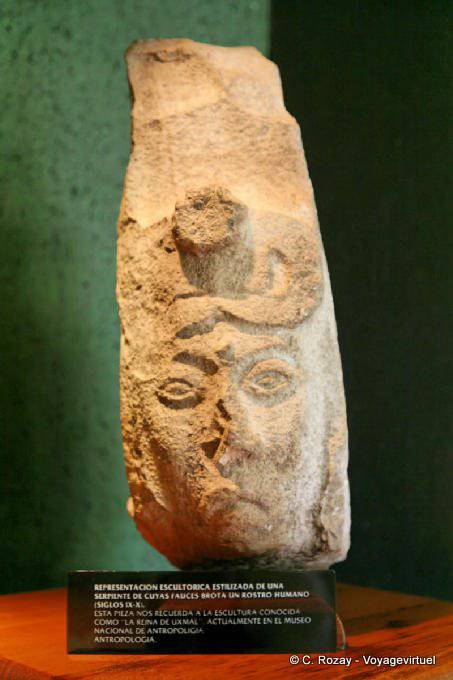Cobra cujas mandíbulas crescer em um rosto humano, a escultura da Rainha da Uxmal - México