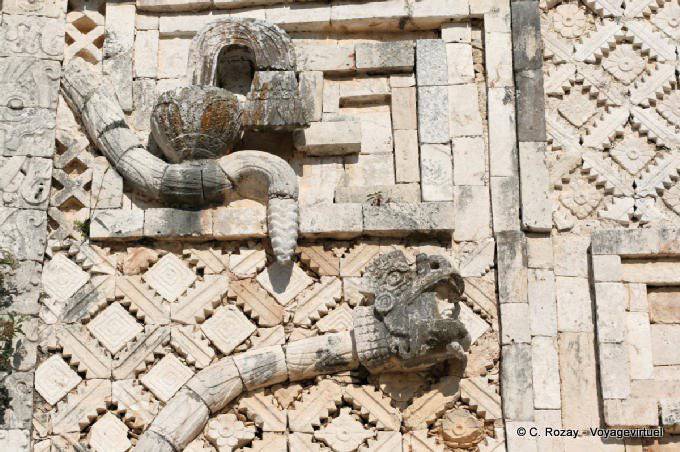 Cobra na frente do Convento Quadrangle, Uxmal - México