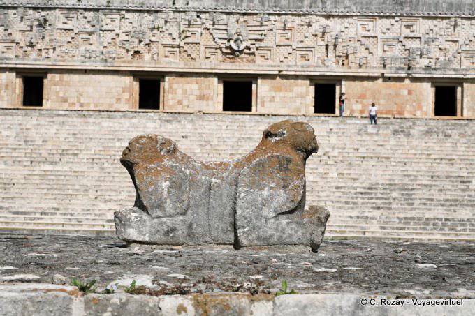 O trono Jaguar antes de o Palácio do Governador, Uxmal - México