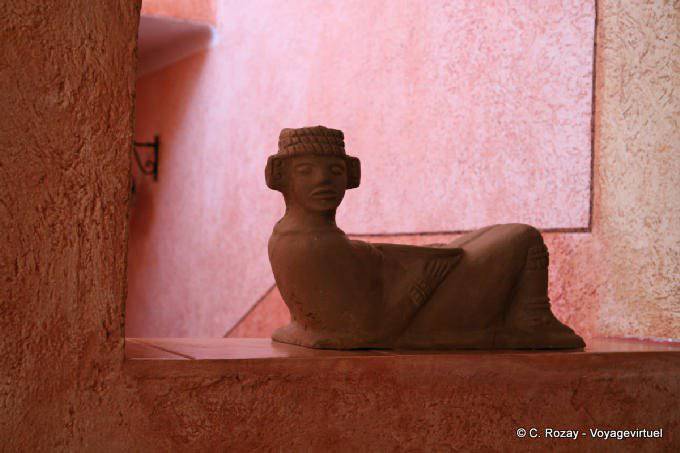 Chac Mool, estátua reclinada Archeologicas Villas Hotel, Uxmal - México