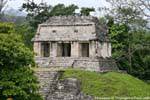 Portico com três entradas para o Templo do Conde, Palenque, México.