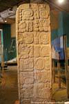 Stele Indoor de glifos, museu Tonina, México.