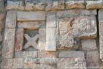 Concentre-se na escultura de um papagaio, Grande Pirâmide, Uxmal, México.