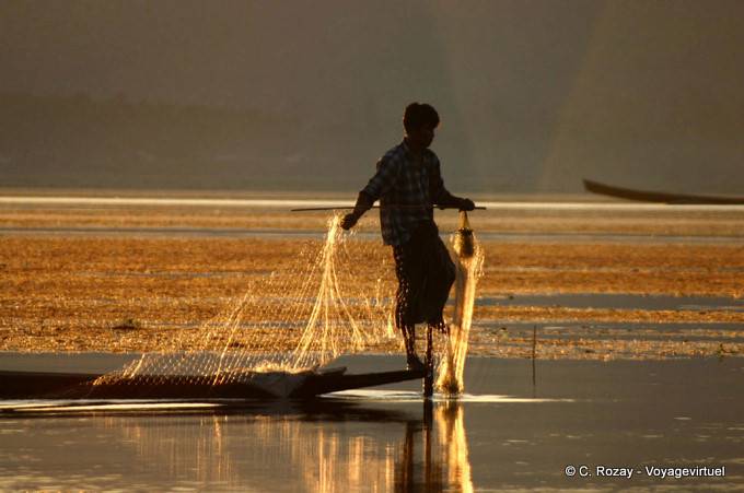 Intha pescador com um líquido, Lago Inle - Myanmar (Birmânia)