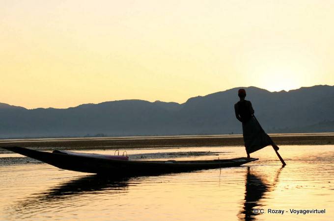 O pescador Intha parelhos com um remo em torno do qual enrola sua perna, Lago Inle - Myanmar (Birmânia)