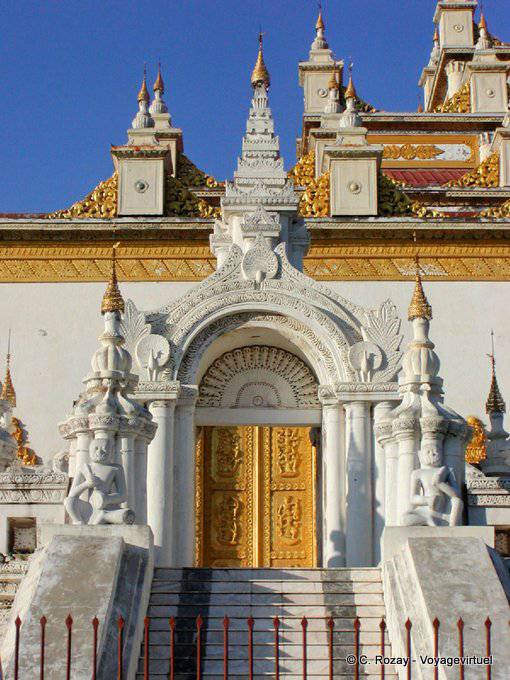 O templo exterior arquitetura Kuthodaw, Mandalay - Myanmar (Birmânia)