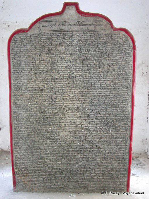 Kuthodaw, a estela budista Pali canon ou Tipitaka, Mandalay - Myanmar (Birmânia)