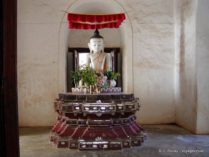 Buddha em um ambiente despojado - Myanmar (Birmânia)