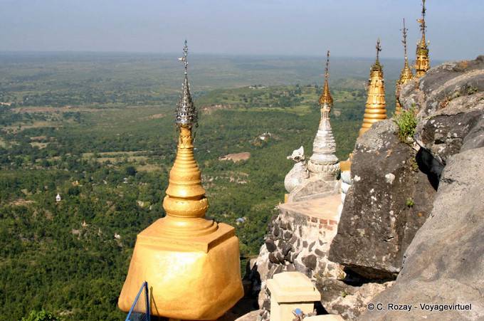 Visualizações de Ouro rock e country ao pé da Taung Kalat, o Monte Popa - Myanmar (Birmânia)