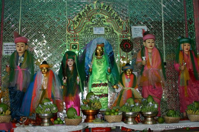 Assembleia Nats em um altar no Monte Popa - Myanmar (Birmânia)