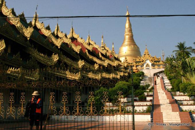 Vista a partir da entrada é, Shwedagon Pagoda, Rangoon - Myanmar (Birmânia)