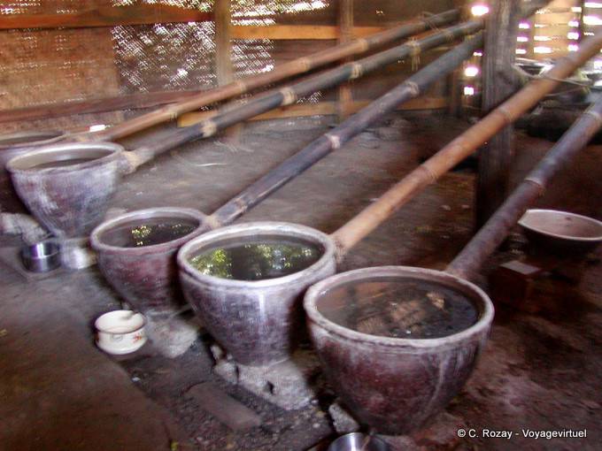 Destilação de arroz nas margens do Lago Sankar (Sagar) - Myanmar (Birmânia)