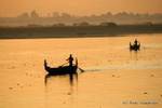 Barcos na madrugada de Ayeyarwady, Mandalay, Birmânia.