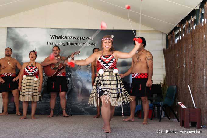 Poi, e Twine Ball, Whakarewarewa Maori show, Rotorua - Nova Zelândia