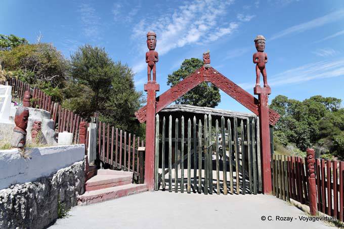 Portal para os tikis Tuhourangi-Ngati Wahiao, Whakarewarewa vila termal, Rotorua - Nova Zelândia