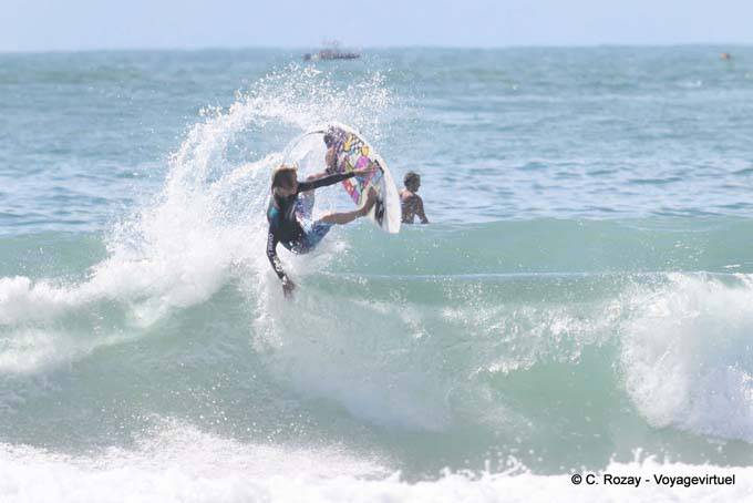 Figura bonita na onda, Whangamata Beach Surf - Nova Zelândia