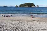 Na praia, Coromandel Hahei, Nova Zelândia.