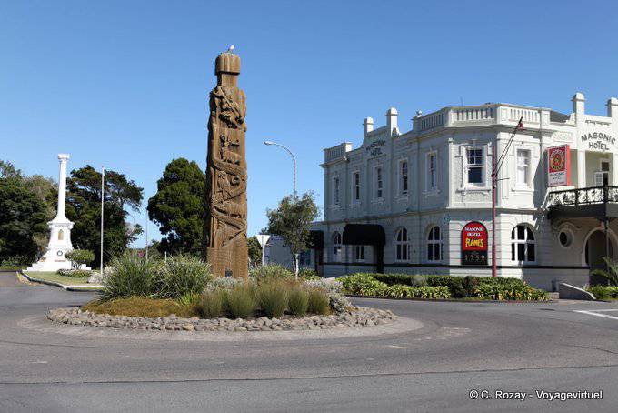 Masonic Hotel e Maori carving, Entalhe Centro da Cidade Opotiki, East Cape - Nova Zelândia