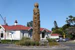 Esculpido totem Maori, Opotiki Carving Centro da Cidade, East Cape, Nova Zelândia.