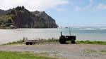 Tractor barco para baixo a estrada da praia, Tokomaru Bay, East Cape, Nova Zelândia.