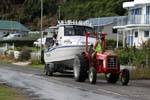 Waihau Bay Boat On Tractor, East Cape, Nova Zelândia.