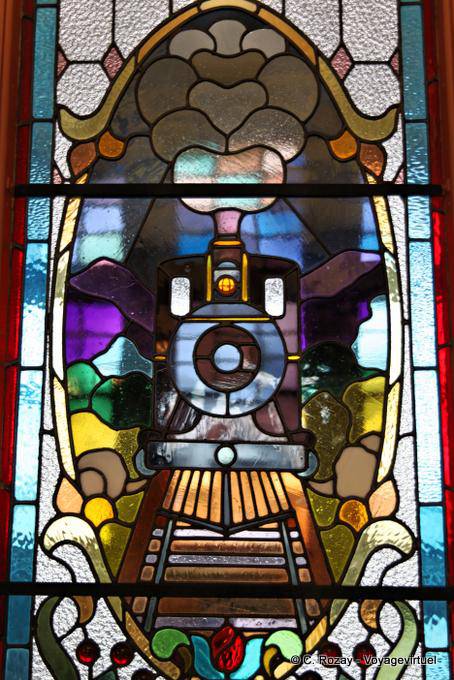 Janela de vitral que descreve uma locomotiva, Estação Ferroviária Dunedin, - Nova Zelândia