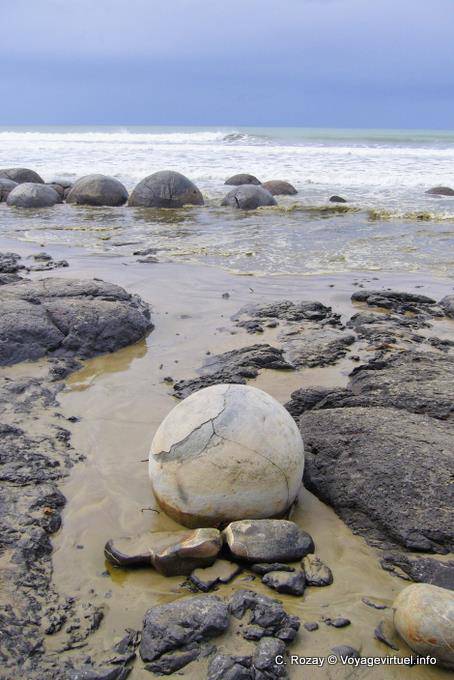 Na praia deserta, Pedregulhos Moeraki Scenic Reserve, Otago - Nova Zelândia