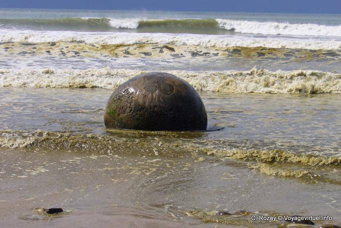 Golpeada por ondas, Pedregulhos Moeraki Scenic Reserve, Otago - Nova Zelândia