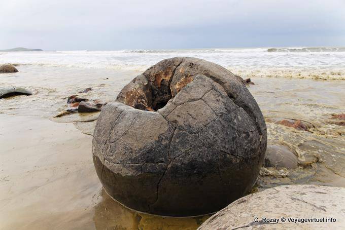 Bola prejudicado pela erosão, Pedregulhos Moeraki Scenic Reserve, Otago - Nova Zelândia