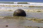 Golpeada por ondas, Pedregulhos Moeraki Scenic Reserve, Otago, Nova Zelândia.