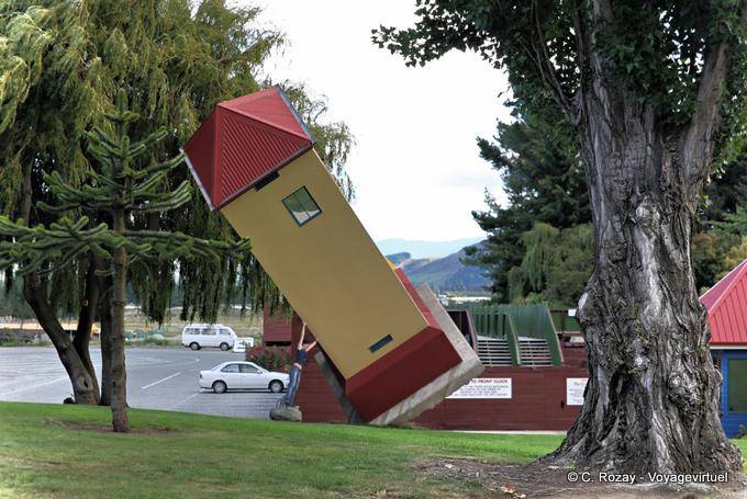 A torre inclinada de Mundo de confusão, Wanaka City, Southland - Nova Zelândia
