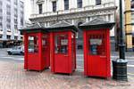 Cabines telefónicas vermelhas no câmbio, Dunedin, Otago, Nova Zelândia.