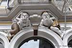 Escultura na fachada, Dunedin, Princes Street Hotel Mercure Wains, Nova Zelândia.