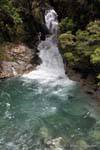 Torrent de água branca, Fiordland, Te Anau Road to Milford Sound, Southland, Nova Zelândia.