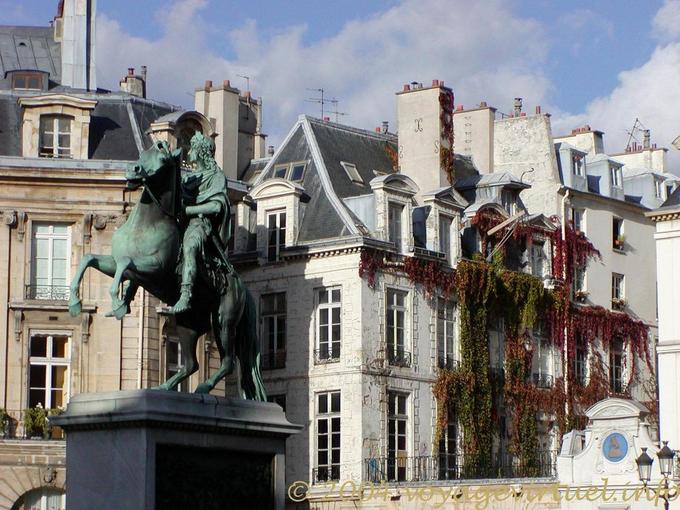A estátua equestre de Louis XIV por Bosio, Place des Victoires, Paris, França