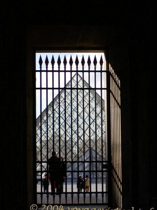 Sombras no grid, Le Louvre Paris, França