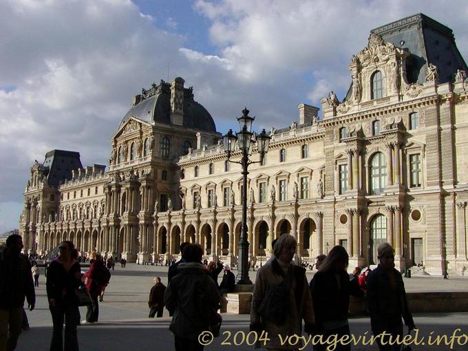 Vista da fachada do Louvre, Paris, França