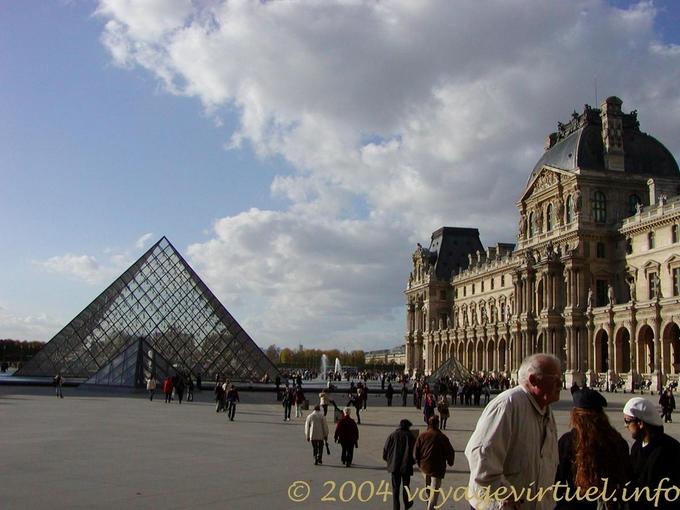 Pirâmide e do Louvre, Paris, França