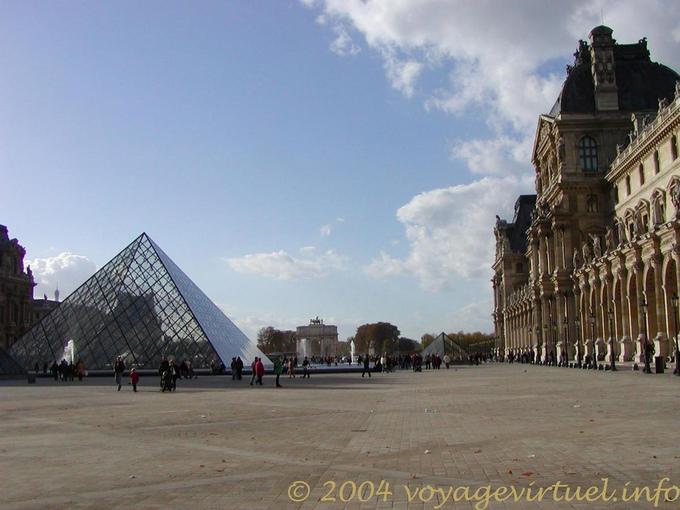 O pátio em frente ao Louvre, Paris, França