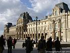 Vista da fachada do Louvre, Paris, França.