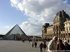 Pirâmide e do Louvre, Paris, França.